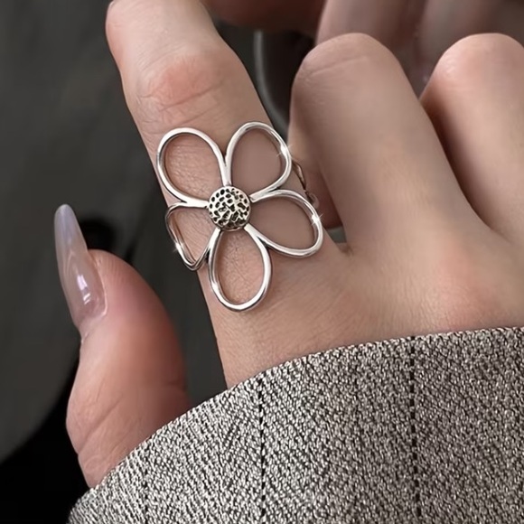Boutique Jewelry - Elegant Silver Flower Ring